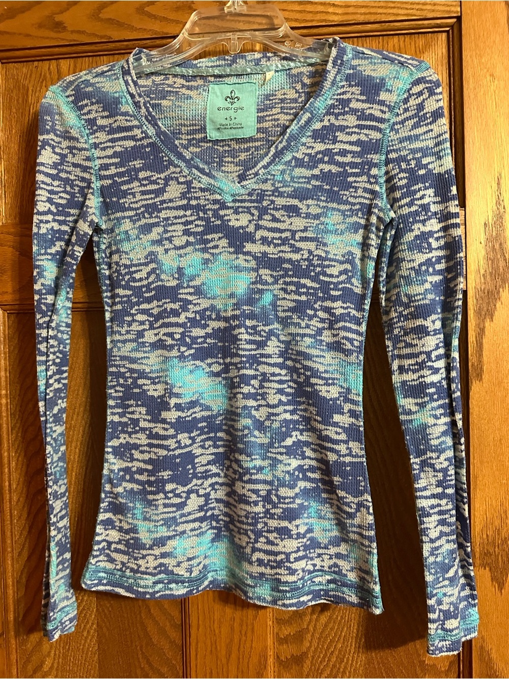 Energie Women's Blue Patterned Long-Sleeve V-Neck Top